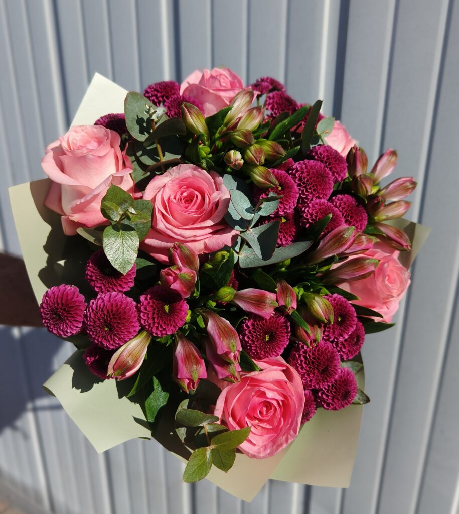 Bukiet różowo-fioletowy z kwiatomatu Florystyka Maja - kompozycja z góry