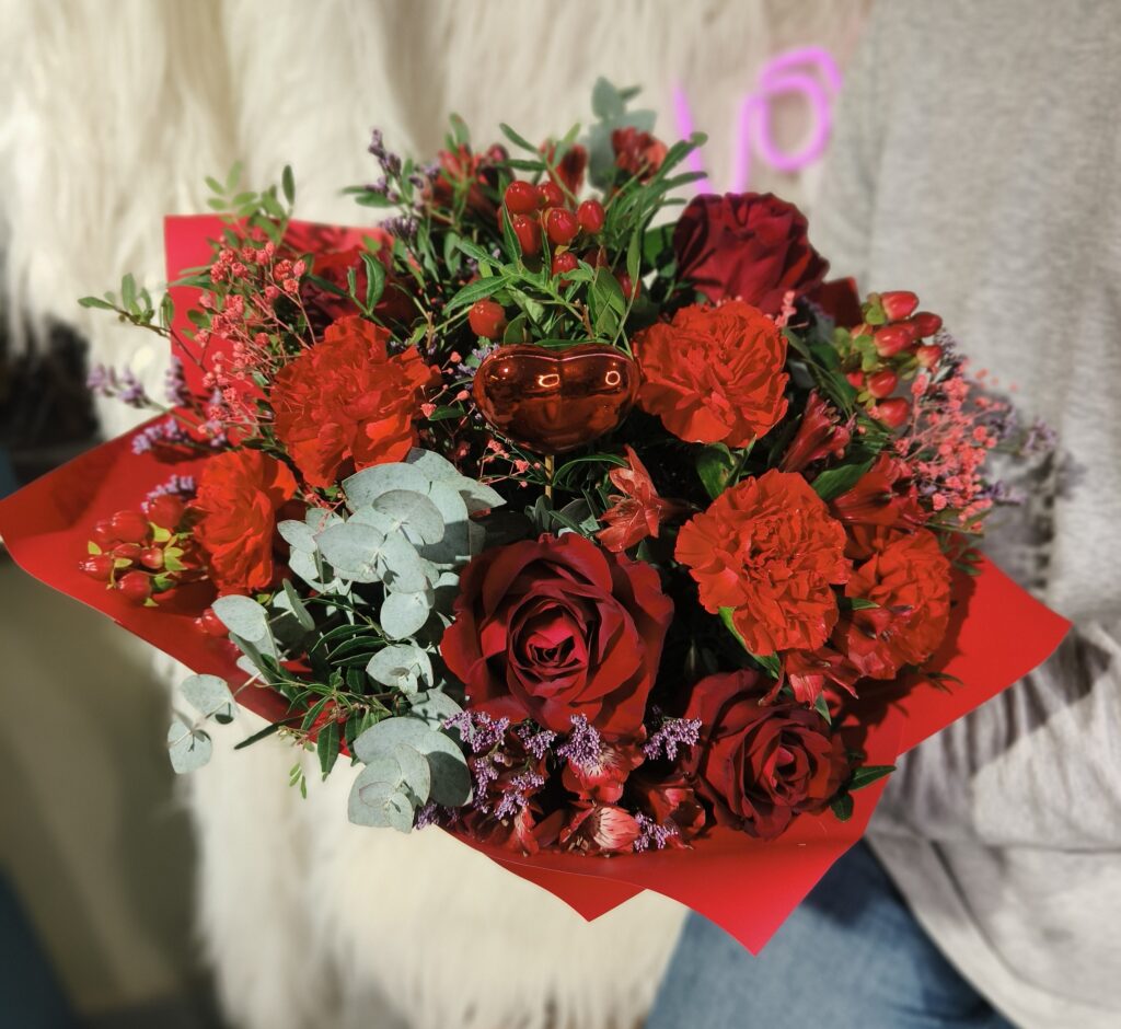 Bukiet walentynkowy czerwonych róż z sercem z kwiatomatu 24h Florystyka Maja