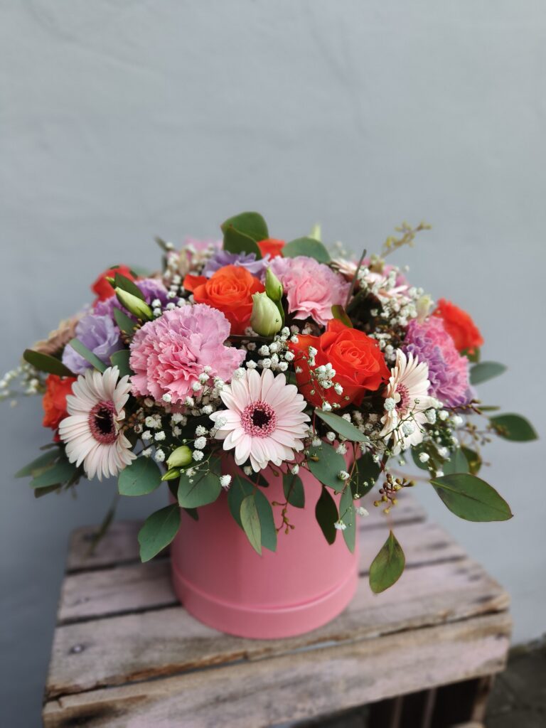 Flowerbox w różowym pudełku z kwiatomatu Skierniewice