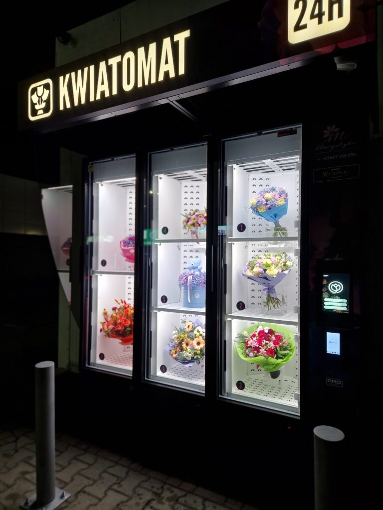 Kwiatomat 24h w Skierniewicach nocą oświetlony automat z kwiatami przy stacji Shell
