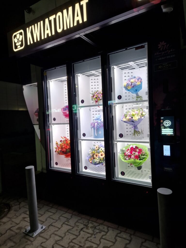Kwiatomat 24h Skierniewice nocą ujęcie boczne przy stacji Shell